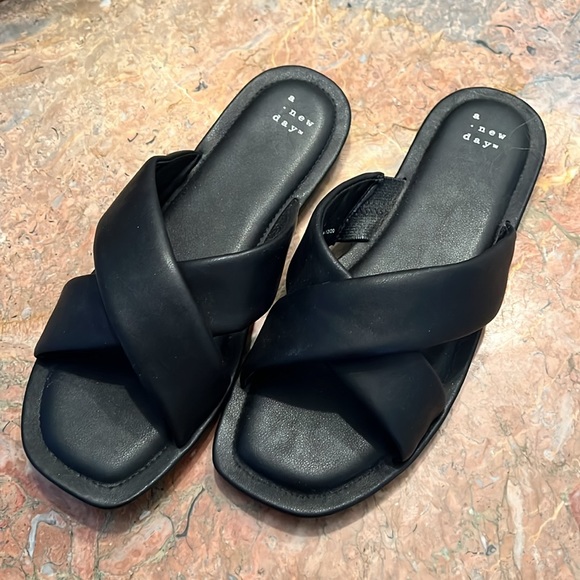 Cool black sandals.  Japanese-style - Picture 2 of 3
